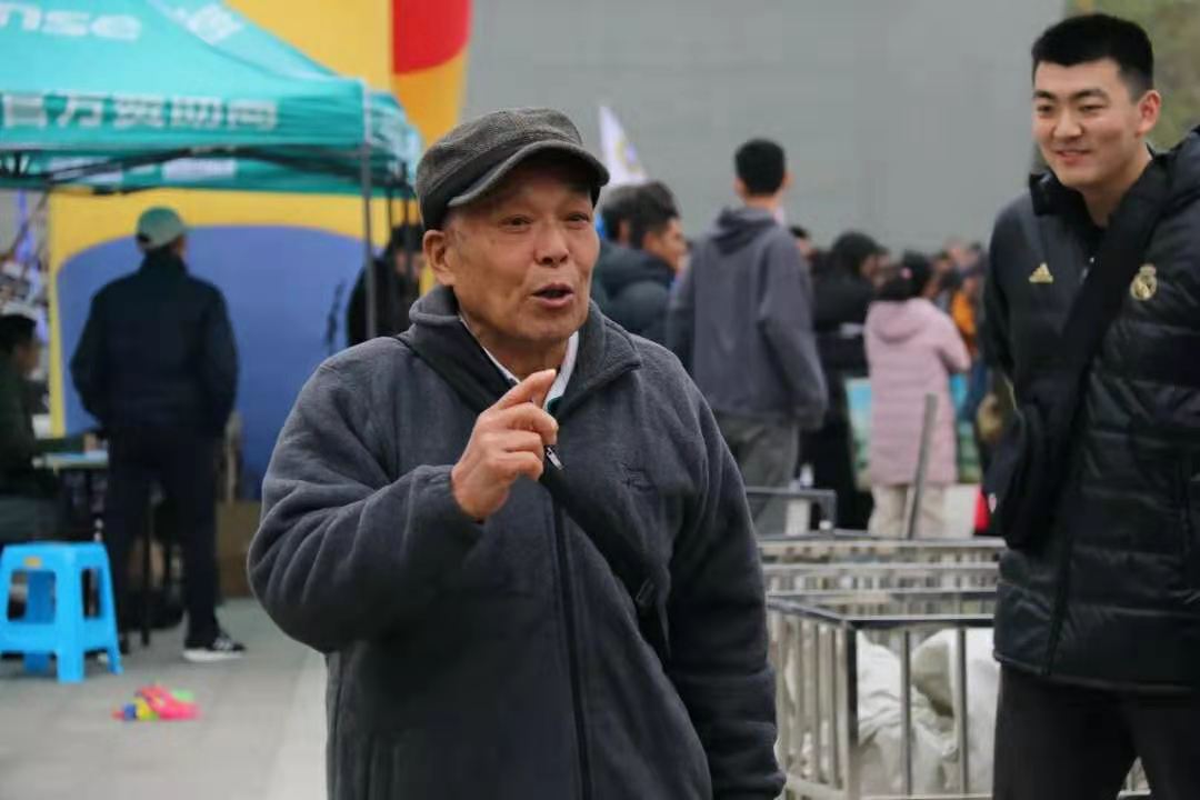 【寻访身边的榜样】鹤发银丝映日月 丹心热血沃新花——记交通学院班主任老师许映泉